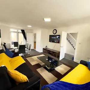  Holiday home 4 Bedrooms House, 3 Bathrooms , Separate Reception, Full Kitchen, Garden, Parking
